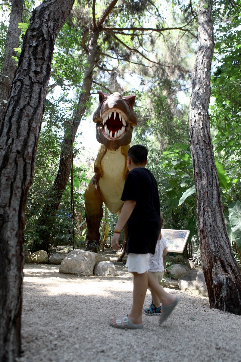 Antalya'da "dinozor" temasıyla inşa edilen ve 2012'den beri 1 milyon ziyaretçiyi ağırlayan...