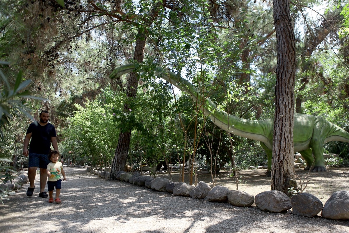 Antalya'da "dinozor" temasıyla inşa edilen ve 2012'den beri 1 milyon ziyaretçiyi ağırlayan...