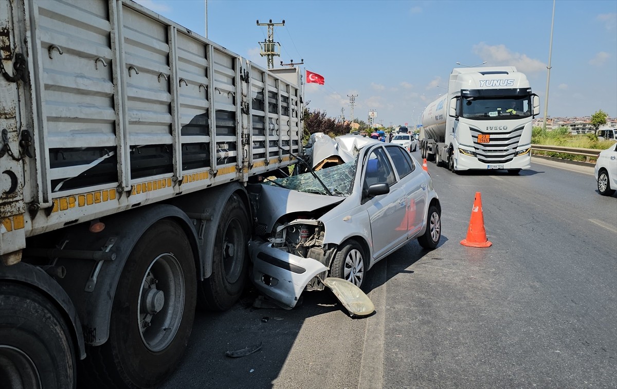 Antalya'nın Manavgat ilçesinde park halindeki tıra çarpan otomobildeki 1 kişi öldü, 1 kişi...