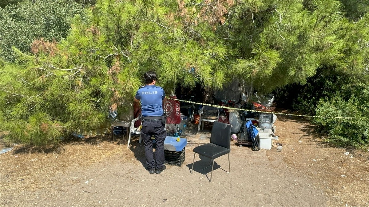 Antalya'nın Muratpaşa ilçesinde çadırda yaşayan kişi ölü bulundu. Polis ekipleri olay yerinde...