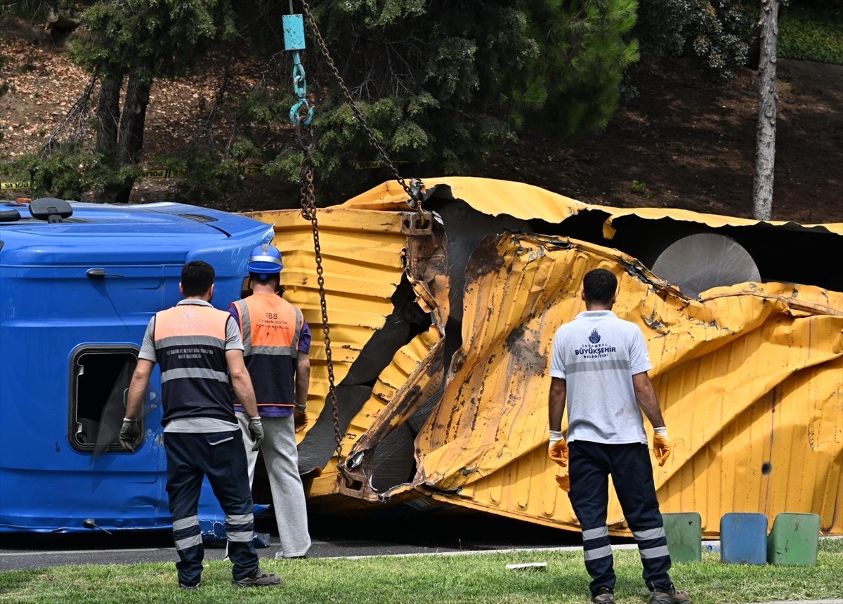 Bakırköy'de üst geçide çarpan tırın, yanından geçen İETT otobüsünün üzerine doğru devrilmesi...