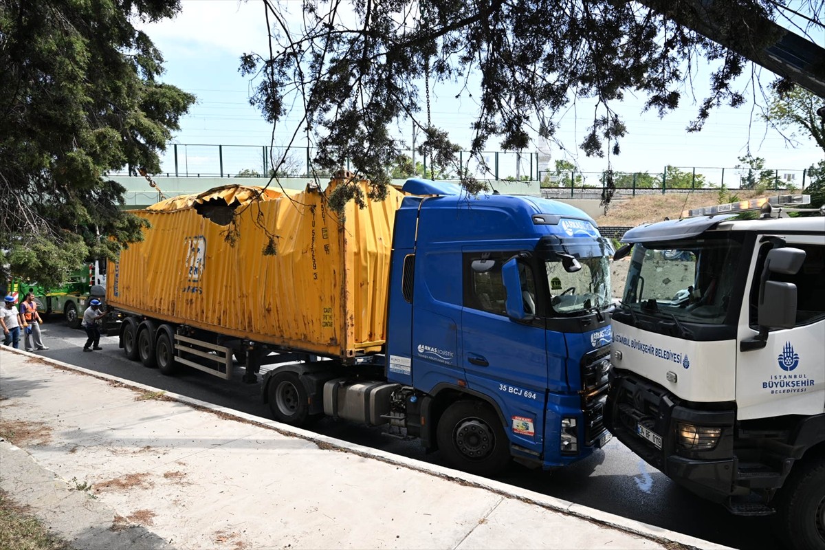 Bakırköy'de üst geçide çarpan tırın, yanından geçen İETT otobüsünün üzerine doğru devrilmesi...