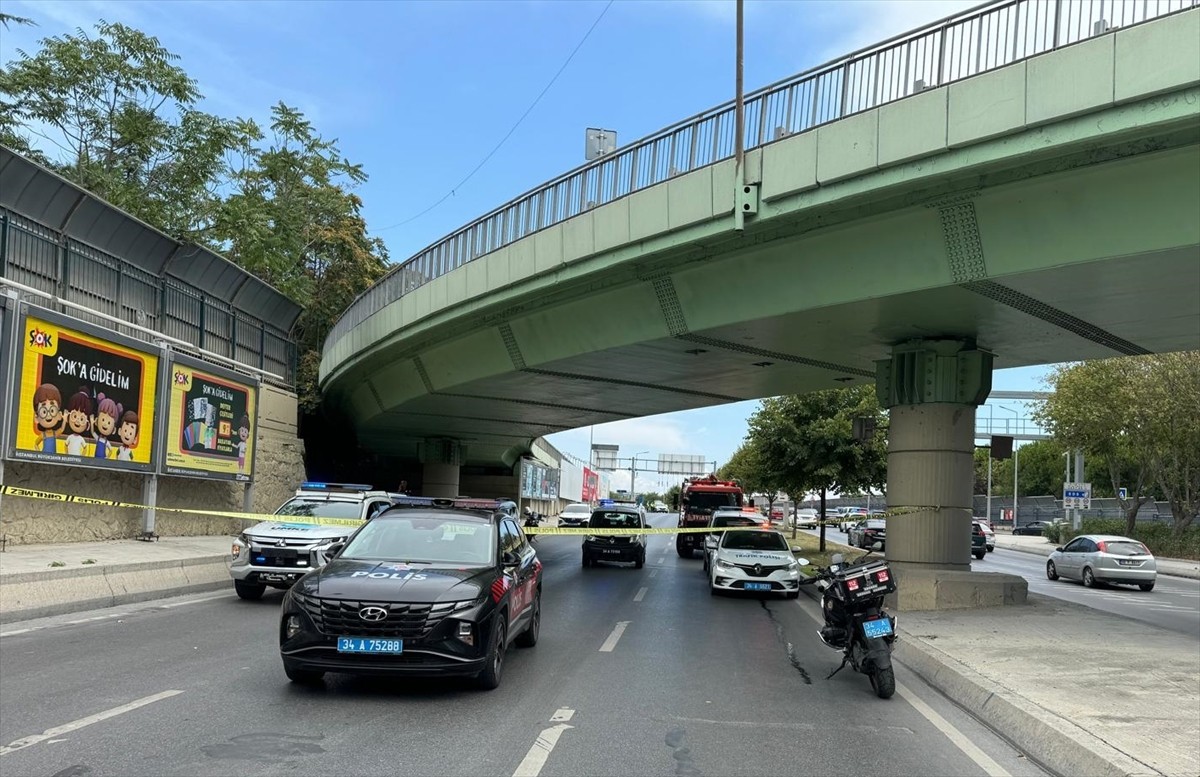 Bakırköy'de üst geçide çarpan tırın yanından geçen İETT otobüsünün üzerine doğru devrilmesi sonucu...