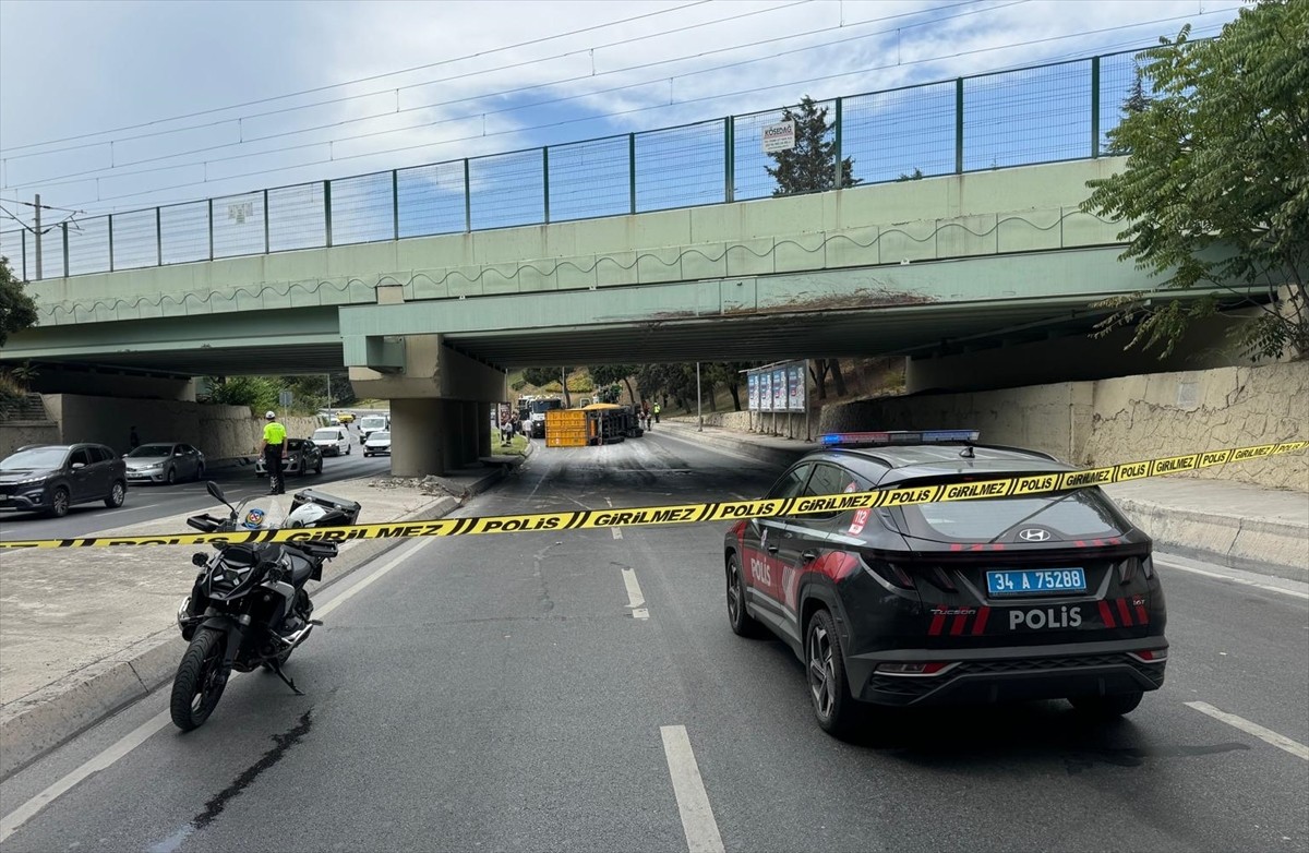 Bakırköy'de üst geçide çarpan tırın yanından geçen İETT otobüsünün üzerine doğru devrilmesi sonucu...