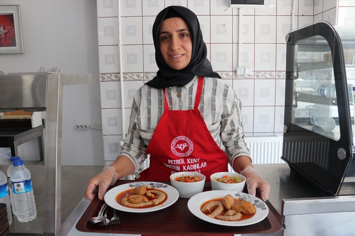 Batman'da, 7 kadın girişimci tarafından açılan lokantada yöresel lezzetler müşterilerin beğenisine...