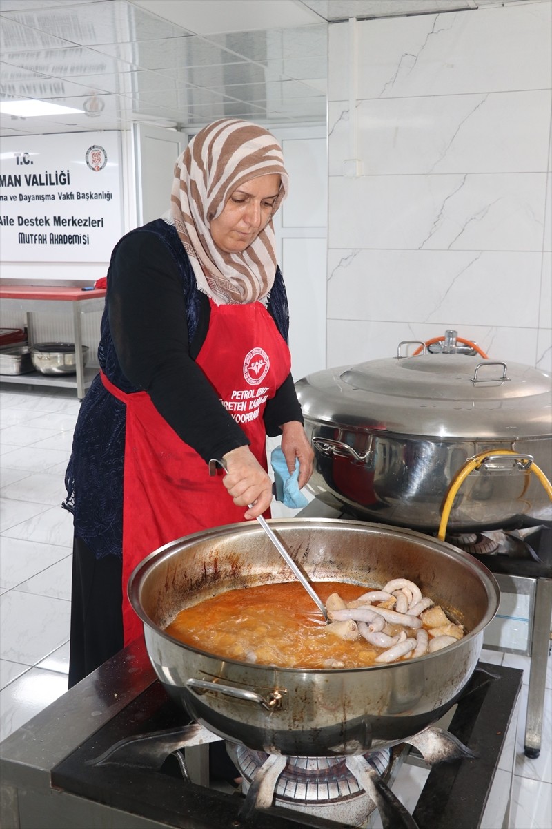 Batman'da, 7 kadın girişimci tarafından açılan lokantada yöresel lezzetler müşterilerin beğenisine...