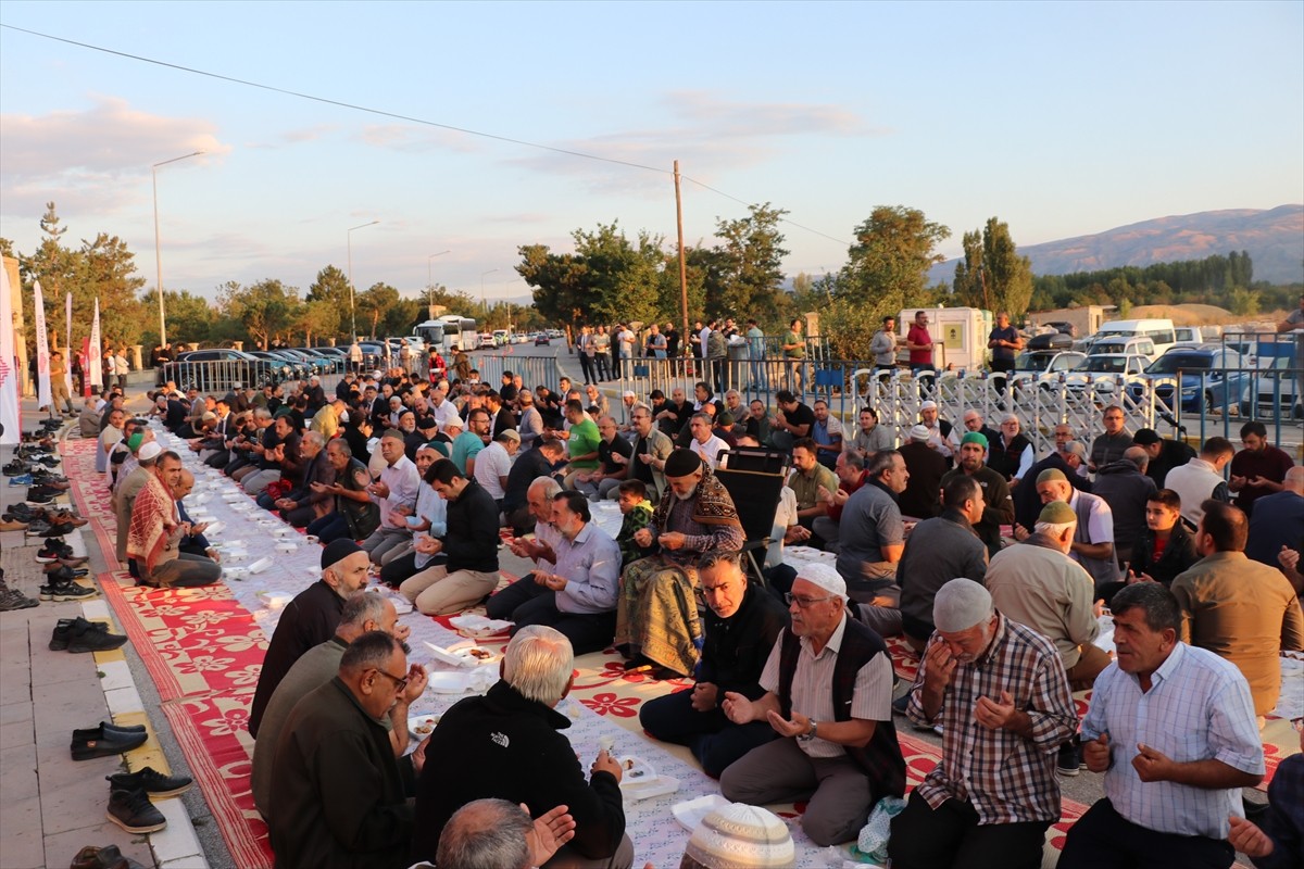 Erzincan’ın manevi şahsiyetlerinden Terzibaba, dualarla yad edildi. Kentte bu yıl ilk kez...