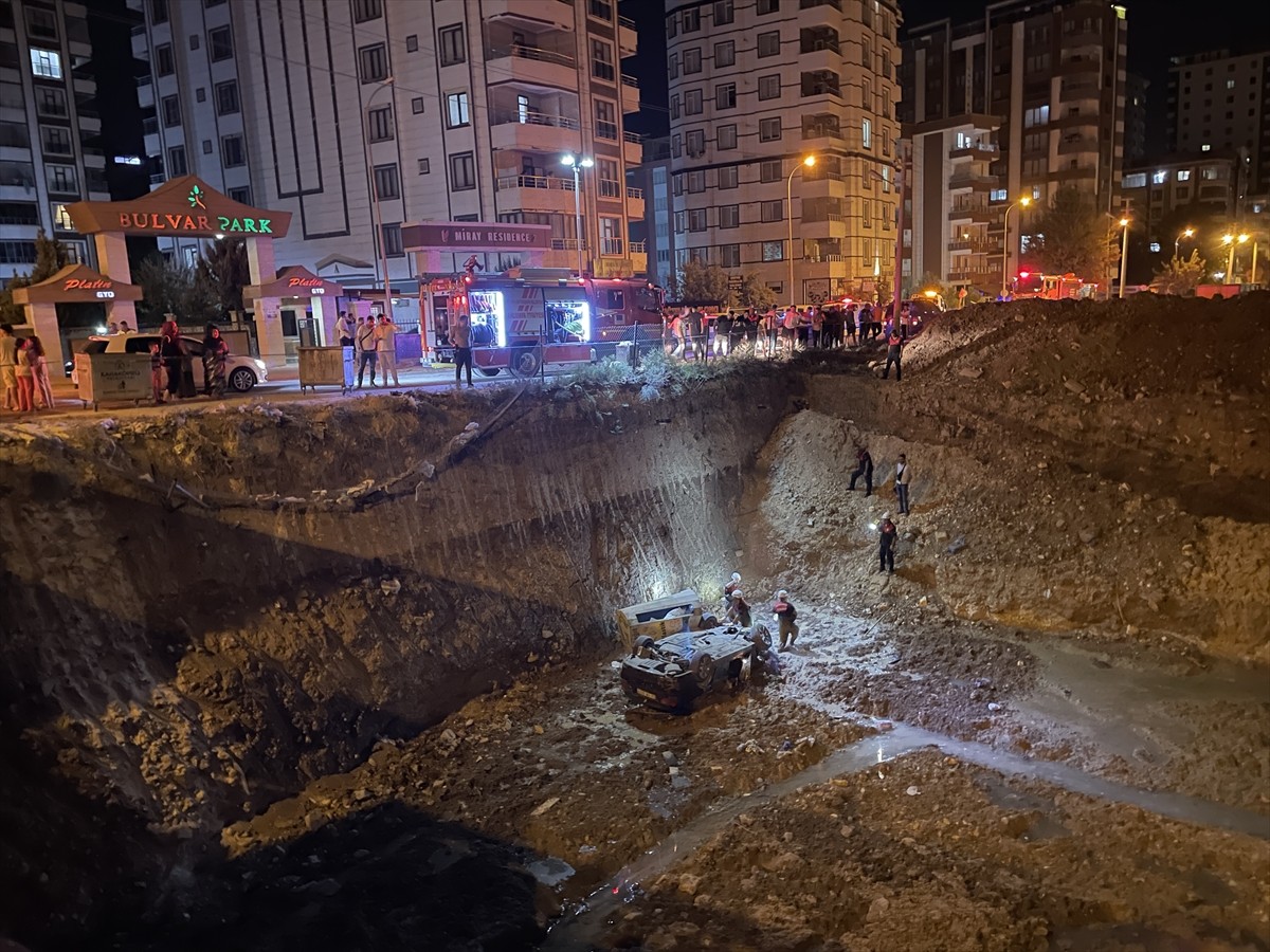 Karaköprü'de yaklaşık 7 metre yüksekten bir inşaat için kazılan temele düşen otomobildeki 3 kişi...