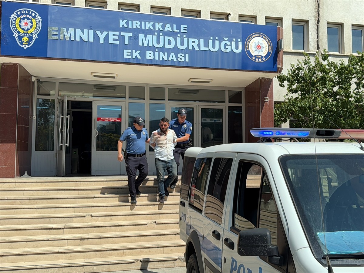 Kırıkkale'de çevreye rahatsızlık verdiği için kendisini uyaran 2 polis memuruna mukavemet, hakaret...