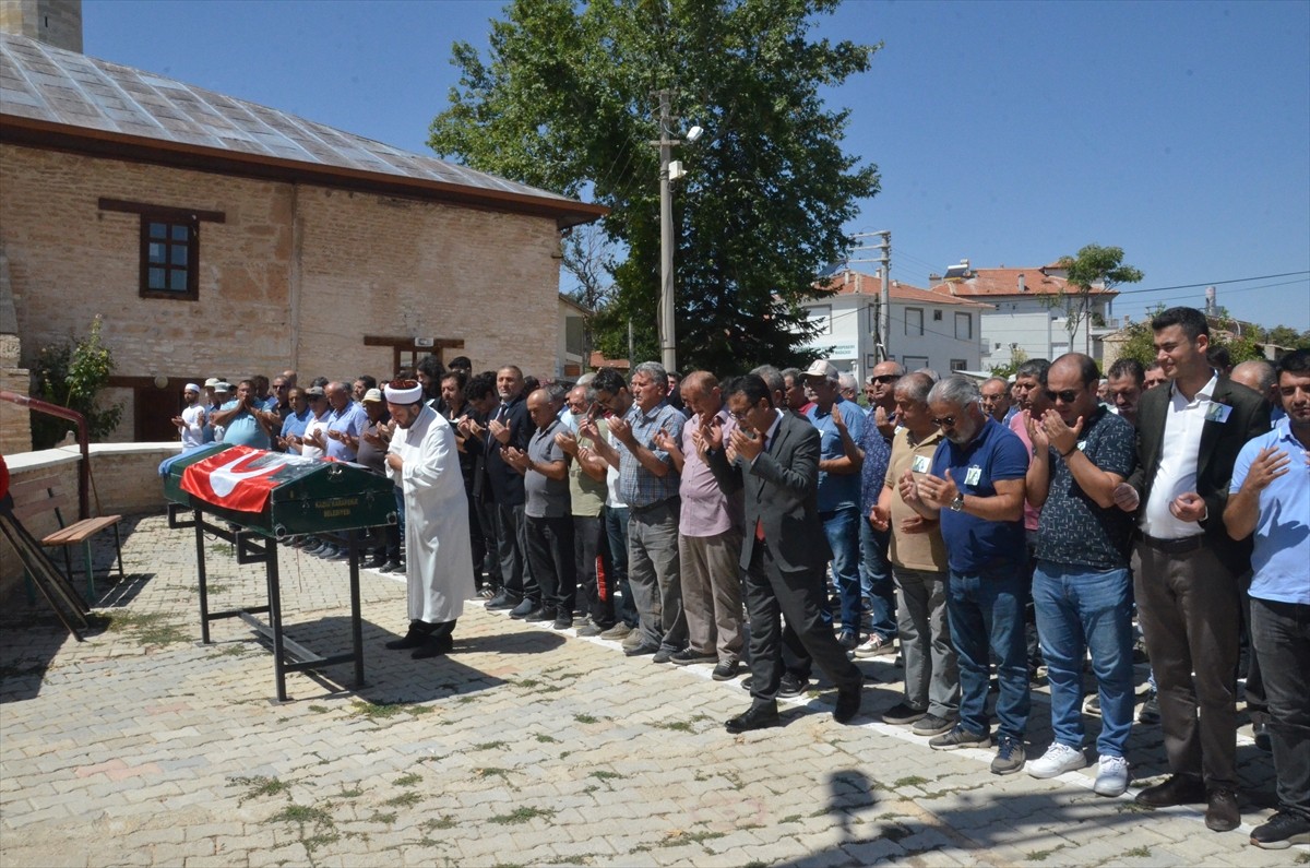 Mersin'in Erdemli ilçesinde bıçaklanarak öldürülen 47 yaşındaki Derya Demir'in cenazesi, memleketi...