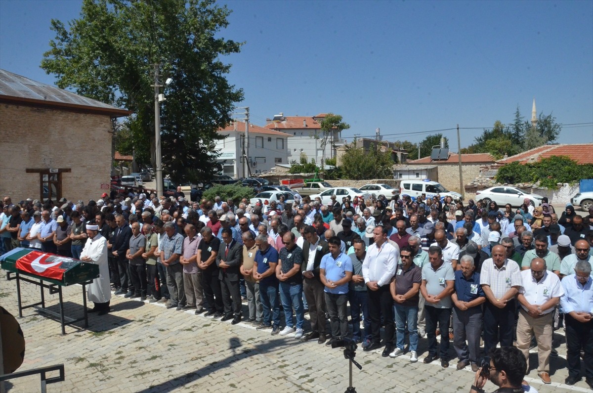 Mersin'in Erdemli ilçesinde bıçaklanarak öldürülen 47 yaşındaki Derya Demir'in cenazesi, memleketi...