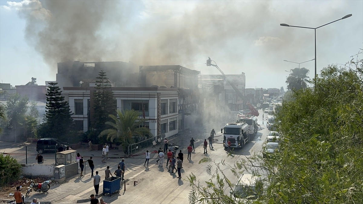 Adana'da 4 katlı bir iş yerinde çıkan yangın itfaiye ekiplerince kontrol altına alındı.