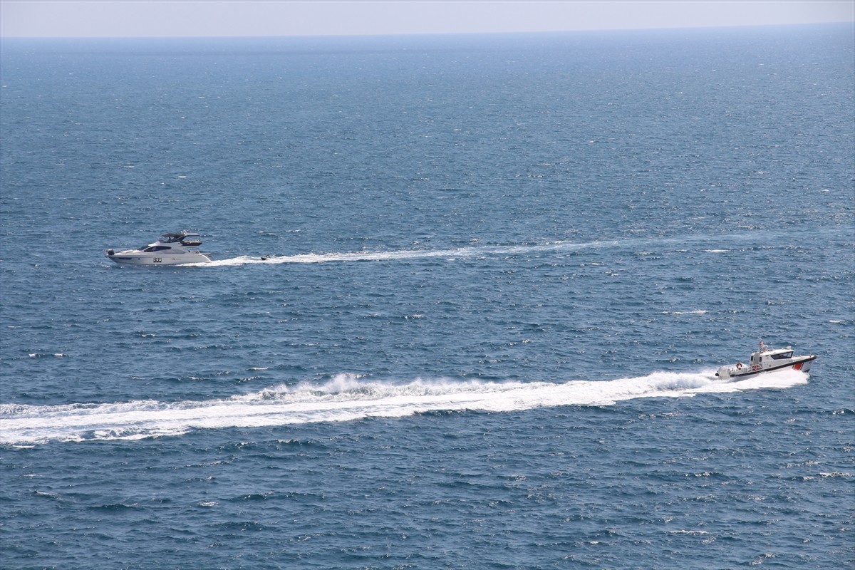 Antalya'da sıcak hava ve nemden bunalanlar, sahillerde yoğunluk oluşturdu.