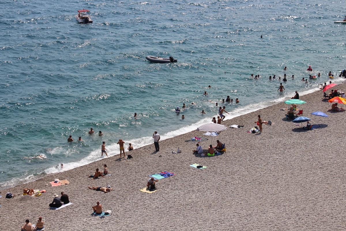 Antalya'da sıcak hava ve nemden bunalanlar, sahillerde yoğunluk oluşturdu.