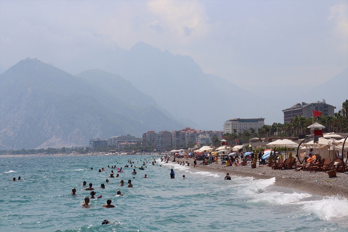 Antalya'da sıcak hava ve nemden bunalanlar, sahillerde yoğunluk oluşturdu.