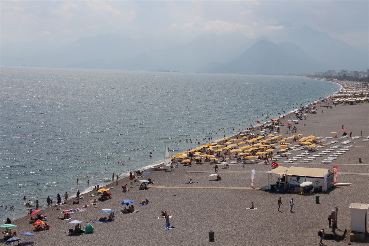 Antalya'da sıcak hava ve nemden bunalanlar, sahillerde yoğunluk oluşturdu.