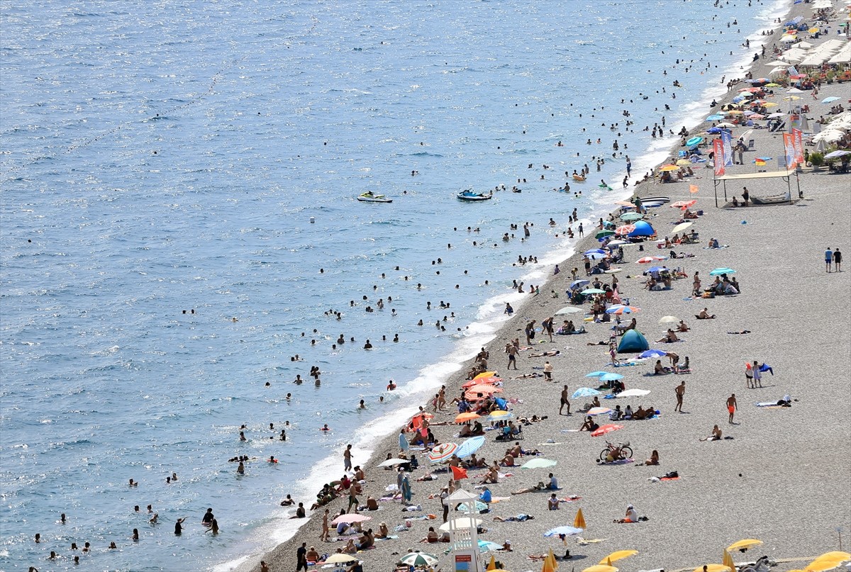 Antalya'da sıcak hava ve nemden bunalanlar, sahillerde yoğunluk oluşturdu. Kent merkezinde bugün...