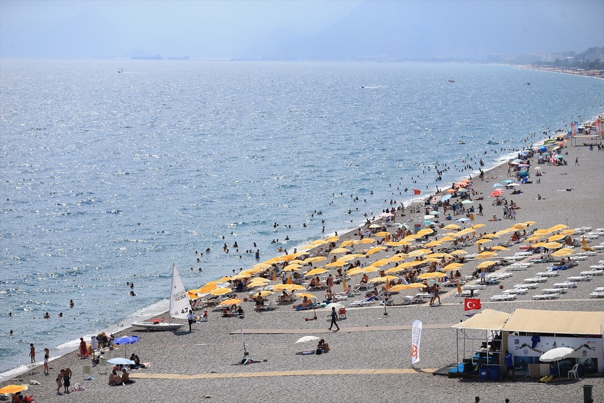 Antalya'da sıcak hava ve nemden bunalanlar, sahillerde yoğunluk oluşturdu. Kent merkezinde bugün...