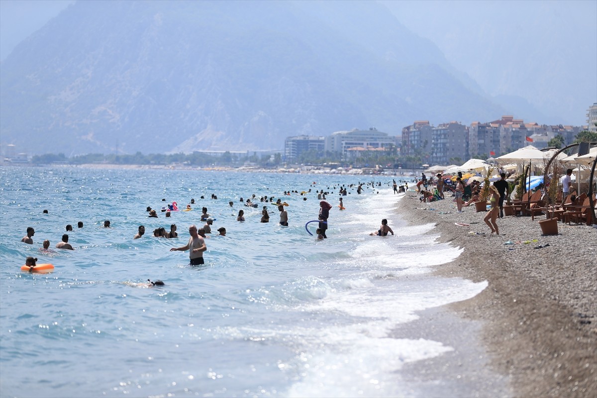 Antalya'da sıcak hava ve nemden bunalanlar, sahillerde yoğunluk oluşturdu. Kent merkezinde bugün...