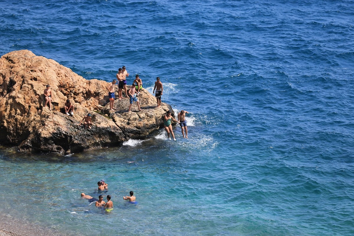 Antalya'da sıcak hava ve nemden bunalanlar, sahillerde yoğunluk oluşturdu. Kent merkezinde bugün...