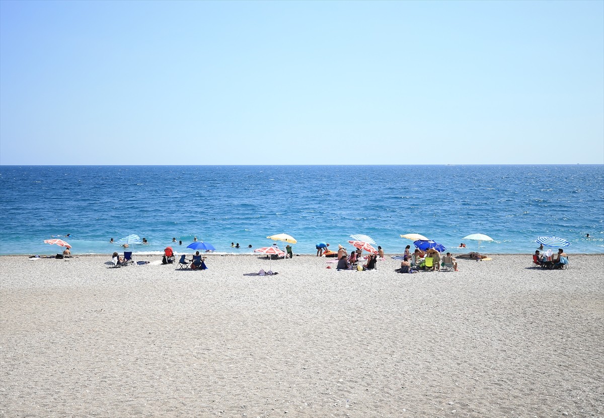 Antalya'da sıcak hava ve nemden bunalanlar, sahillerde yoğunluk oluşturdu. Kent merkezinde bugün...