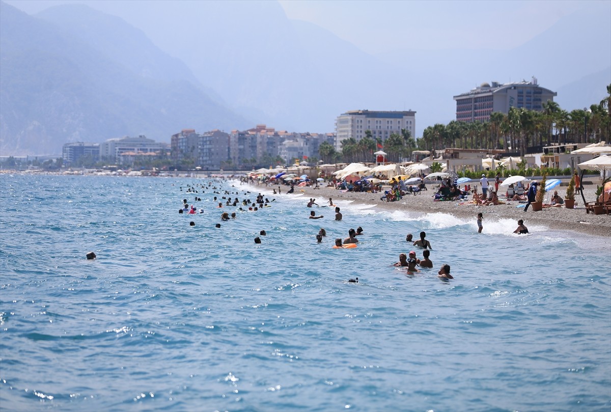 Antalya'da sıcak hava ve nemden bunalanlar, sahillerde yoğunluk oluşturdu. Kent merkezinde bugün...