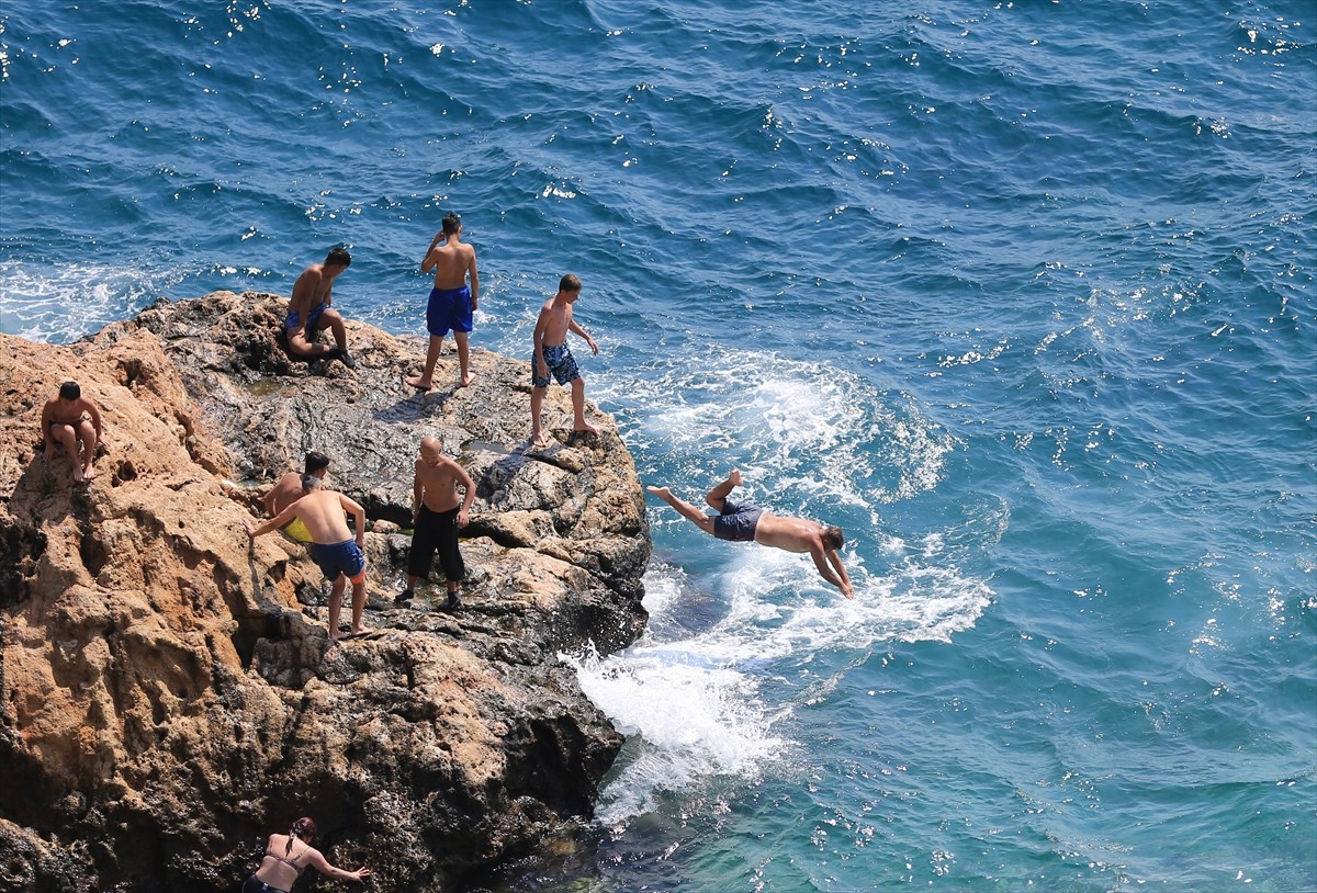 Antalya'da sıcak hava ve nemden bunalanlar, sahillerde yoğunluk oluşturdu. Kent merkezinde bugün...