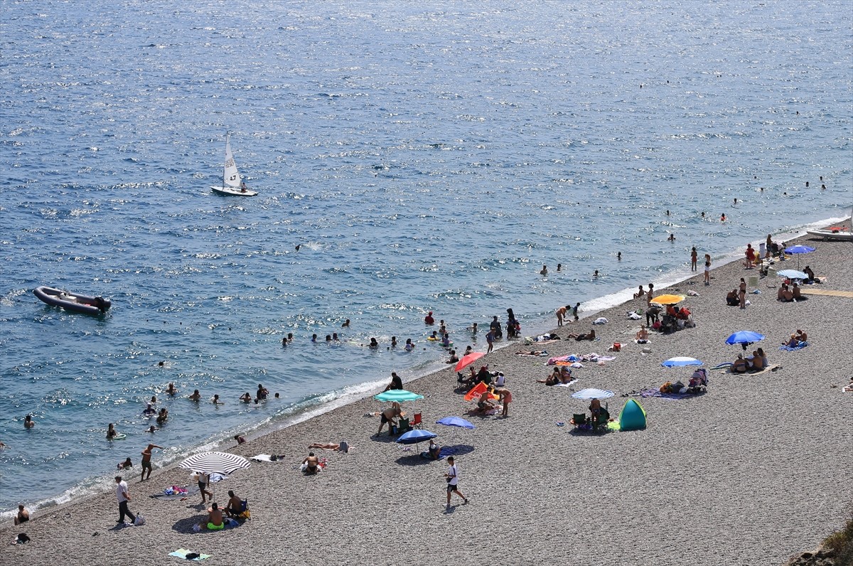 Antalya'da sıcak hava ve nemden bunalanlar, sahillerde yoğunluk oluşturdu. Kent merkezinde bugün...