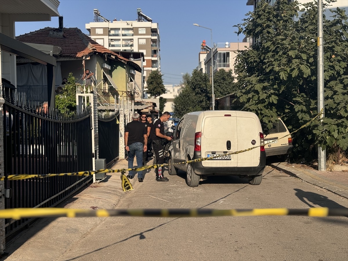 Antalya'nın Kepez ilçesindeki bir kuyumcuya düzenlenen silahlı saldırıda bir kişi yaralandı. Polis...