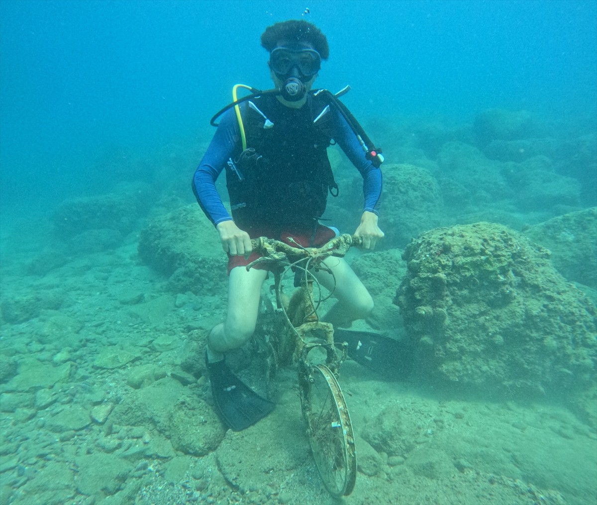 Antalya'nın tarihi Kaleiçi bölgesi falezler alanından dalış yapan ziyaretçiler, kentin su altı...