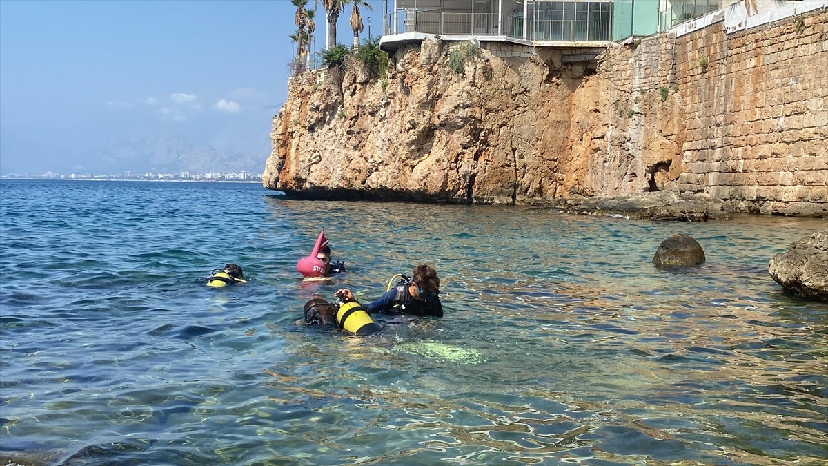 Antalya'nın tarihi Kaleiçi bölgesi falezler alanından dalış yapan ziyaretçiler, kentin su altı...