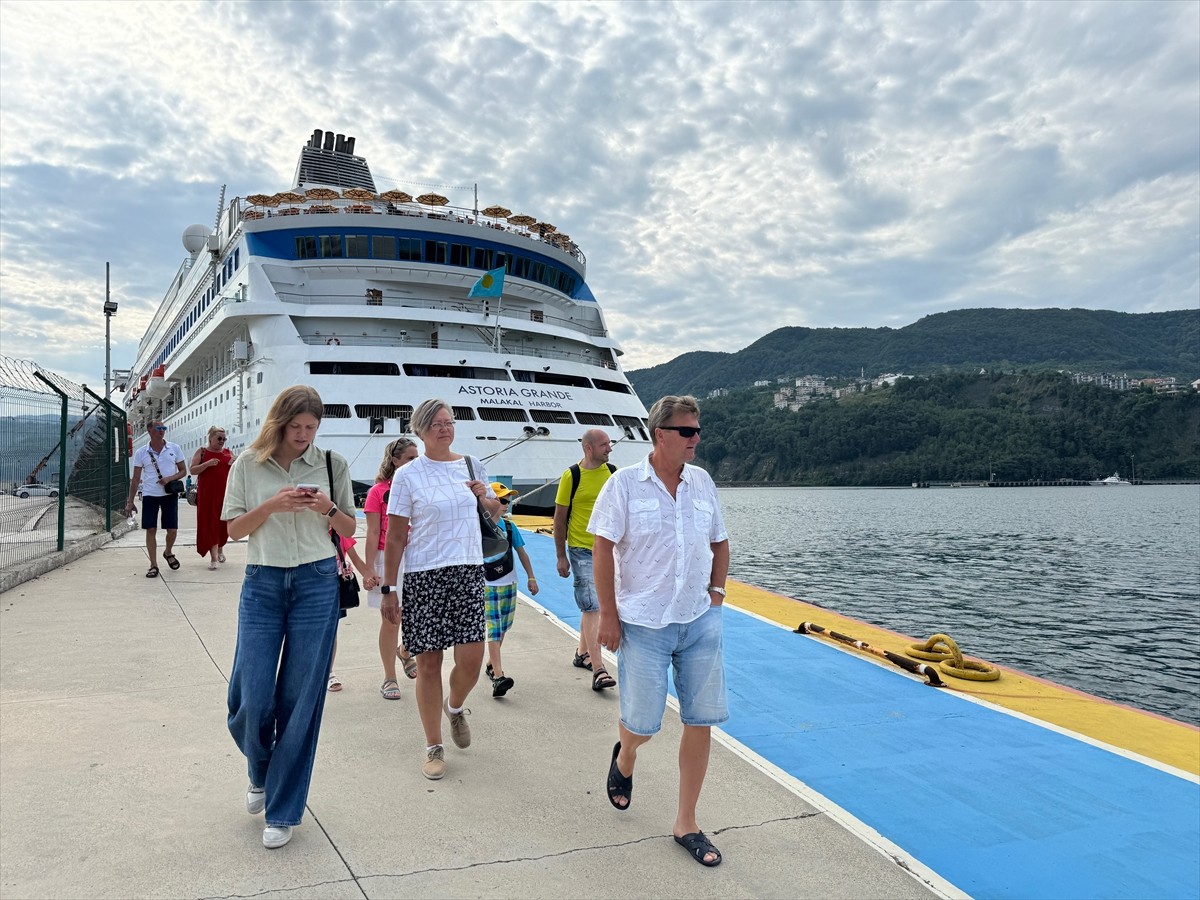 "Astoria Grande" kruvaziyeri, 50'nci seferini yaptığı Bartın'ın Amasra ilçesine yaklaşık 2 yılda...