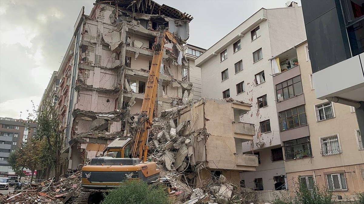 Bahçelievler'de yıkımı yapılan binadan kopan moloz parçaları, arka cephede yer alan apartmanın...