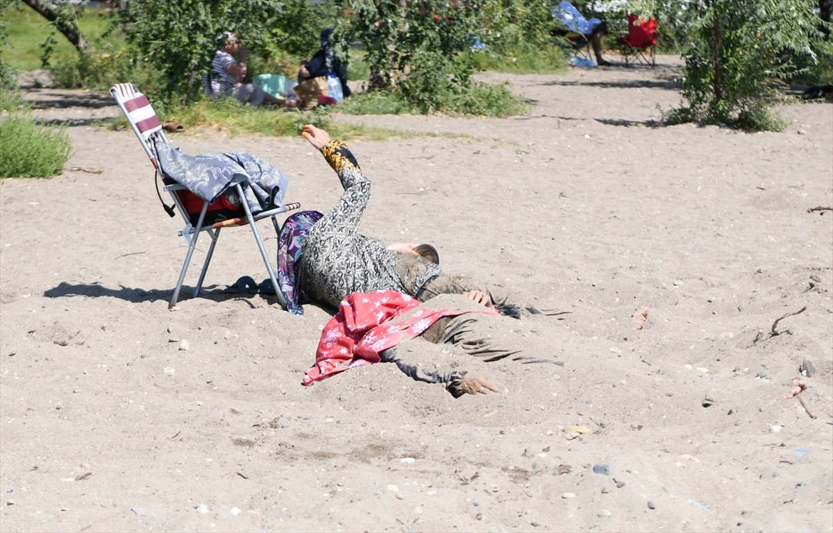 Çanakkale'nin Lapseki ilçesine bağlı Çardak beldesinde "Kum Adası" olarak bilinen bölge...