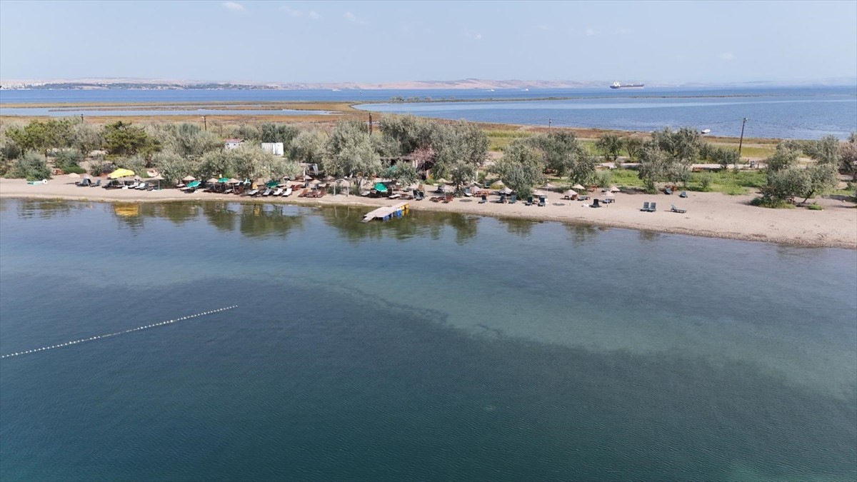 Çanakkale'nin Lapseki ilçesine bağlı Çardak beldesinde "Kum Adası" olarak bilinen bölge...