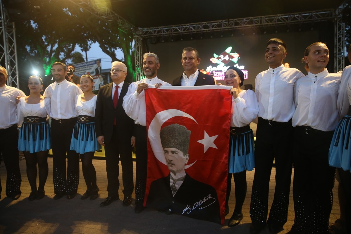 CHP Genel Başkanı Özgür Özel, Balıkesir'in Burhaniye ilçesindeki Ören Meydanı'nda belediye...