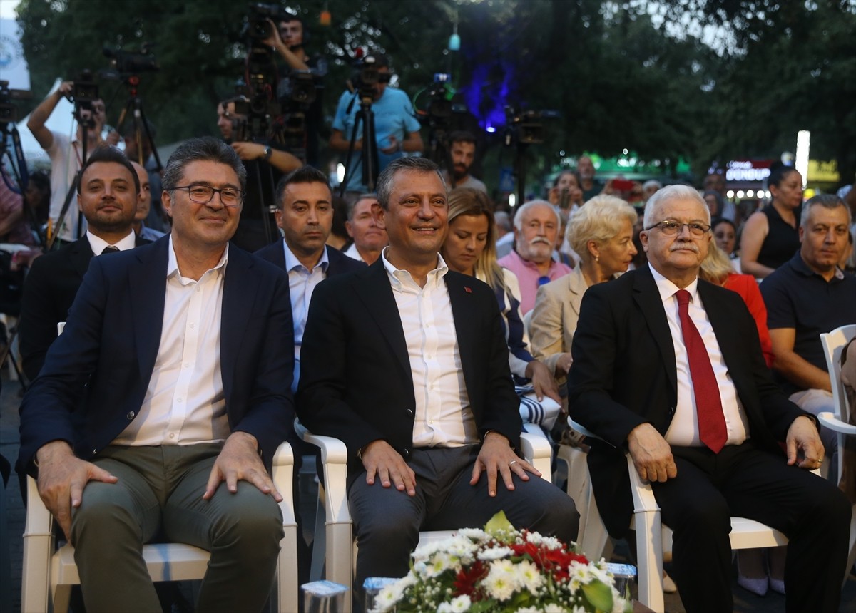 CHP Genel Başkanı Özgür Özel, Balıkesir'in Burhaniye ilçesindeki Ören Meydanı'nda belediye...