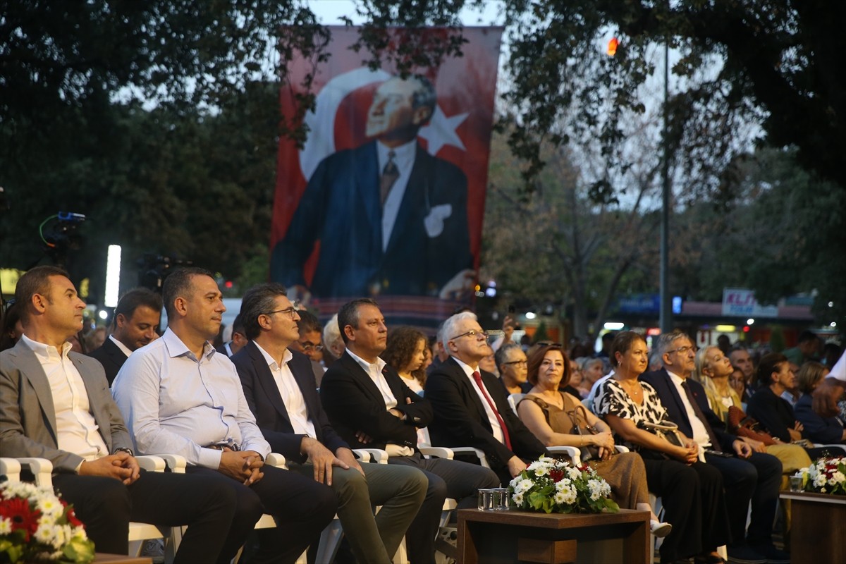 CHP Genel Başkanı Özgür Özel, Balıkesir'in Burhaniye ilçesindeki Ören Meydanı'nda belediye...