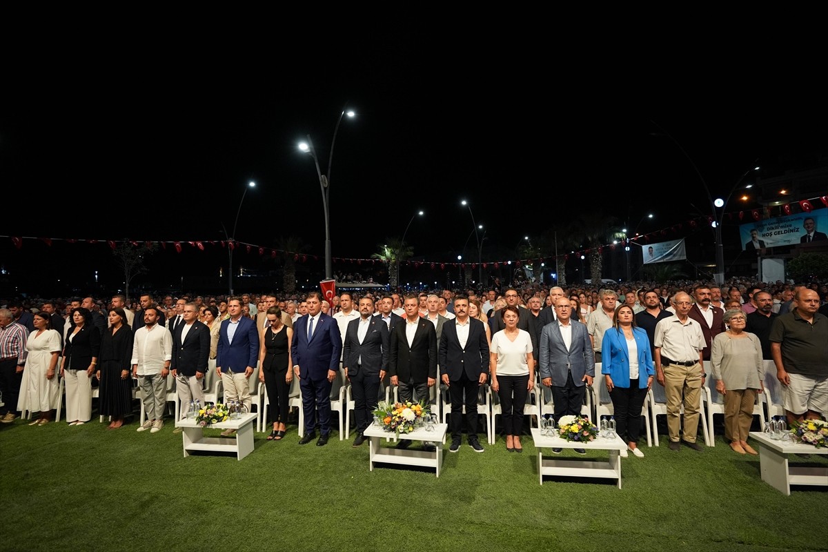 Cumhuriyet Halk Partisi (CHP) Genel Başkanı Özgür Özel (sağ 2), İzmir'in Dikili ilçesindeki 75....