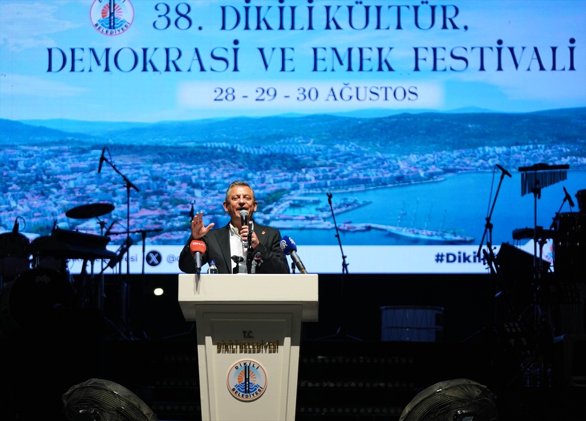 Cumhuriyet Halk Partisi (CHP) Genel Başkanı Özgür Özel (sağ 2), İzmir'in Dikili ilçesindeki 75....