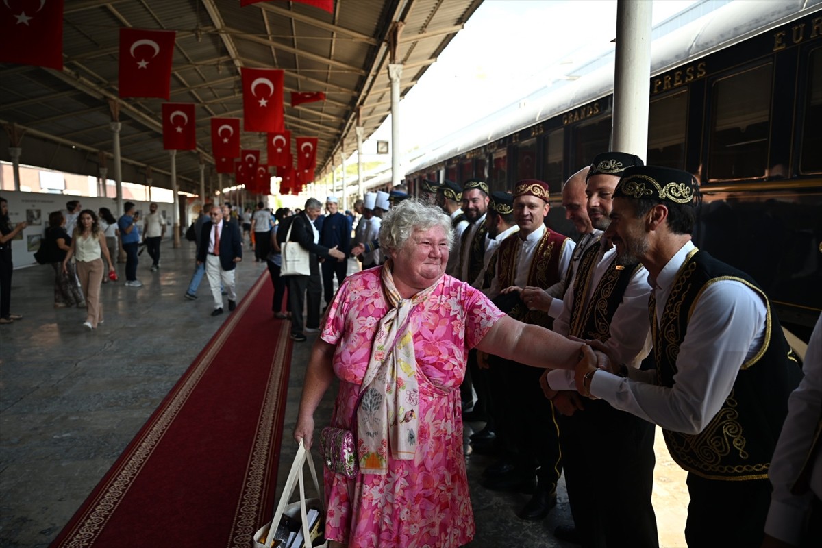 Fransa'nın başkenti Paris'ten yola çıkan Orient Express, Sirkeci Tren Garı'na ulaştı.