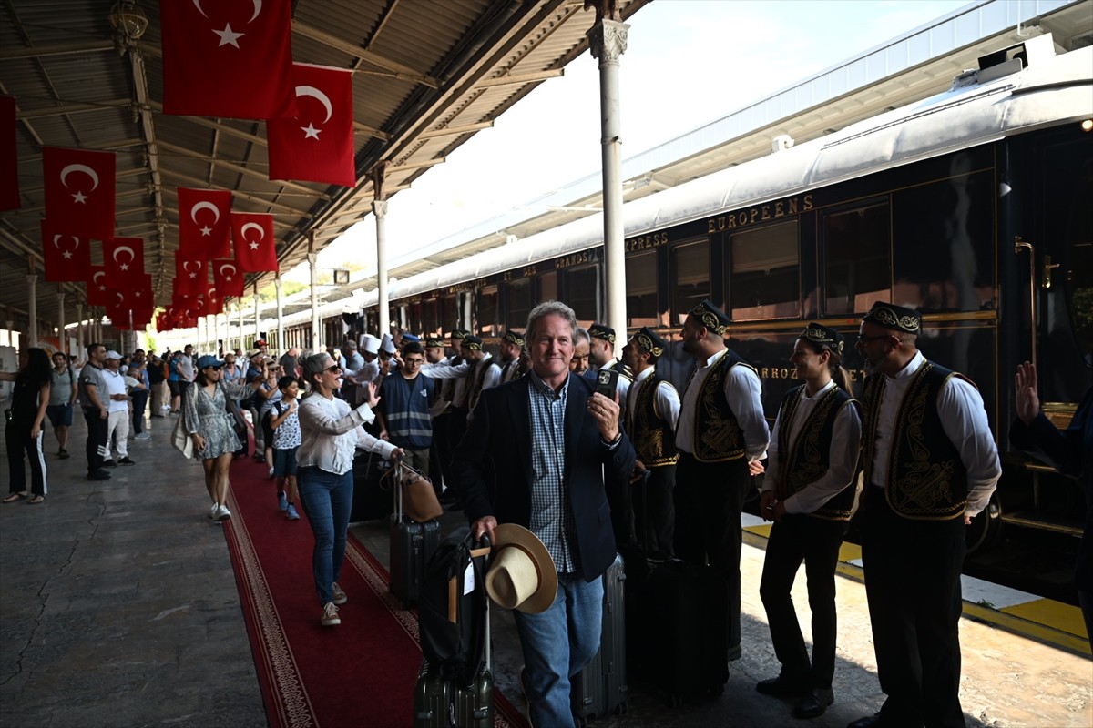 Fransa'nın başkenti Paris'ten yola çıkan Orient Express, Sirkeci Tren Garı'na ulaştı.