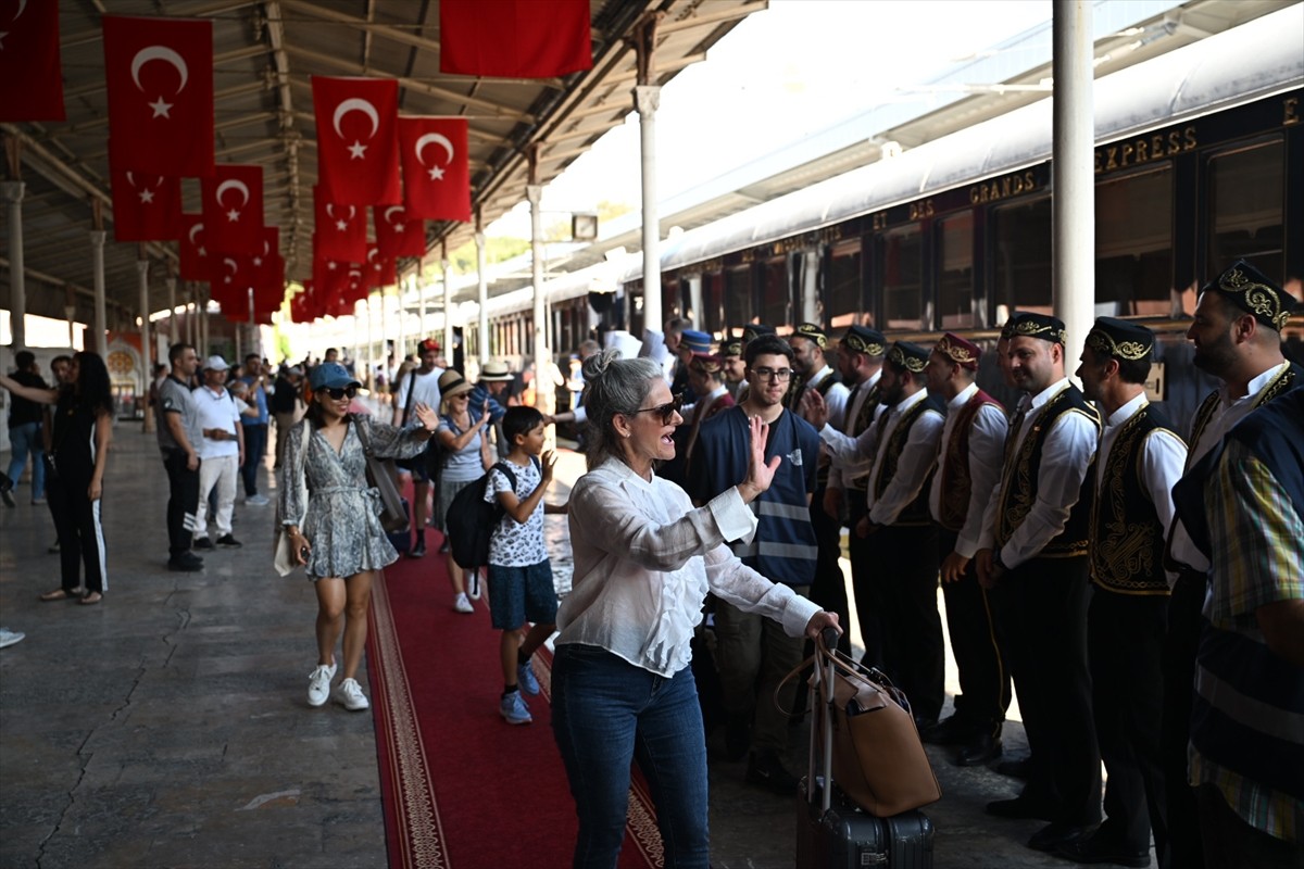 Fransa'nın başkenti Paris'ten yola çıkan Orient Express, Sirkeci Tren Garı'na ulaştı.