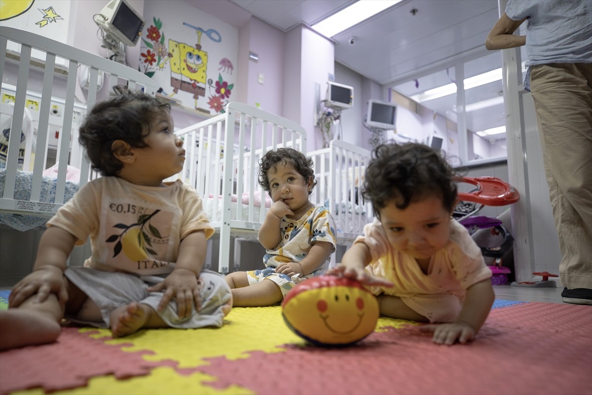 Gazze Şeridi'nden gelen Filistinli 3 anne, Ağustos-Eylül 2023'te Makasıd Hastanesi'nde 5 bebek...