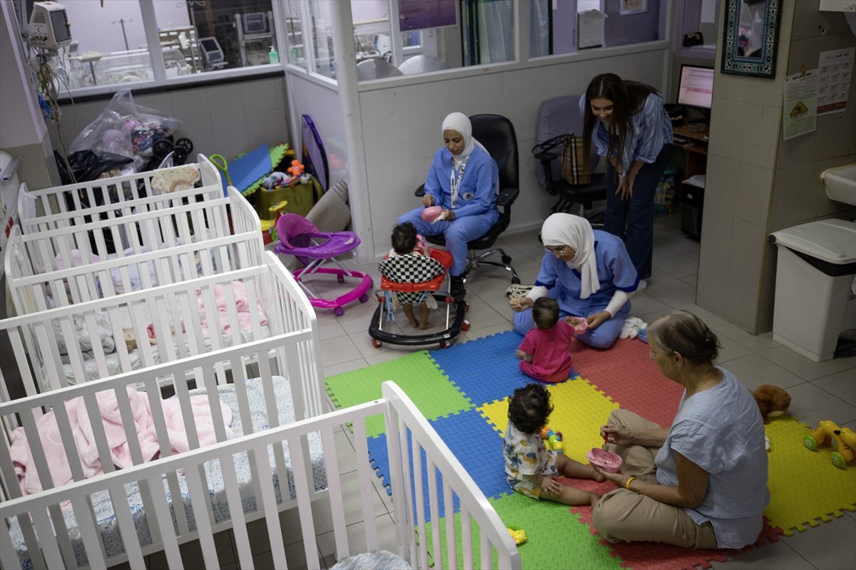 Gazze Şeridi'nden gelen Filistinli 3 anne, Ağustos-Eylül 2023'te Makasıd Hastanesi'nde 5 bebek...