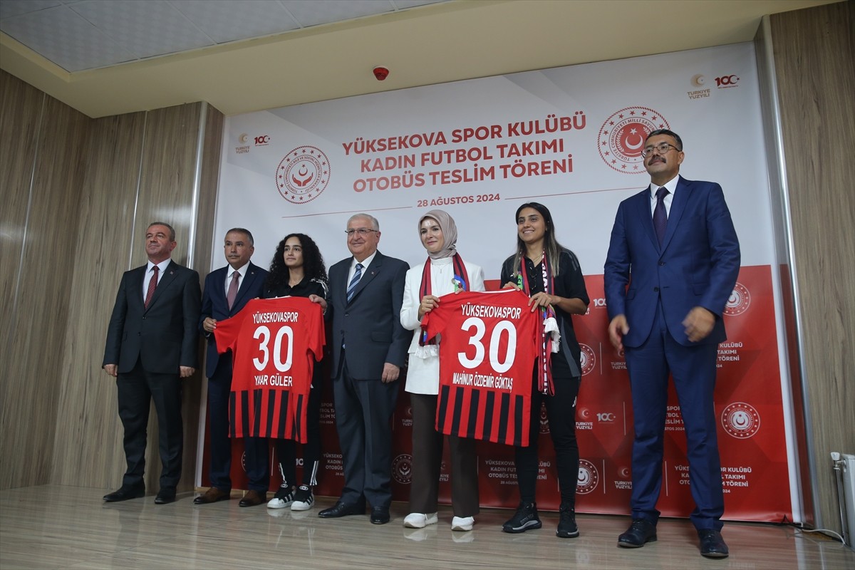 Hakkari'de Yüksekova Sosyal Hizmetler Merkezi'nde Yüksekova Spor Kulübü Kadın Futbol Takımı'na...