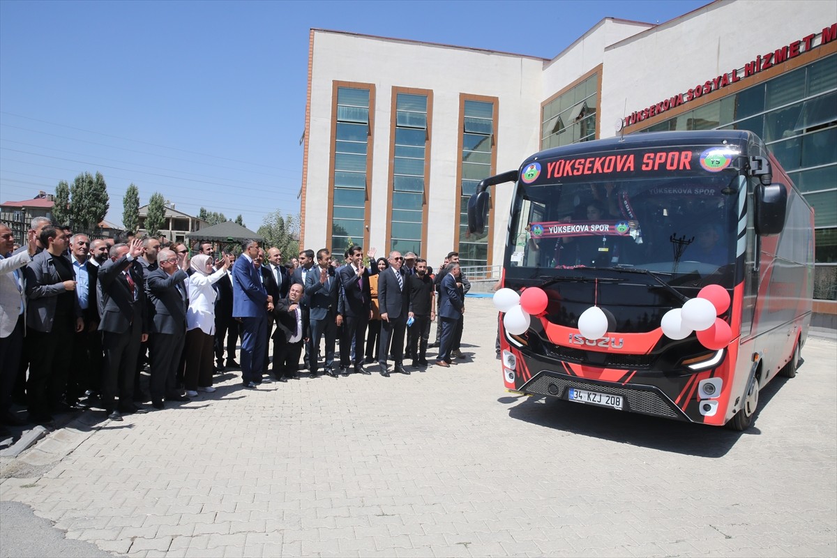 Hakkari'de Yüksekova Sosyal Hizmetler Merkezi'nde Yüksekova Spor Kulübü Kadın Futbol Takımı'na...