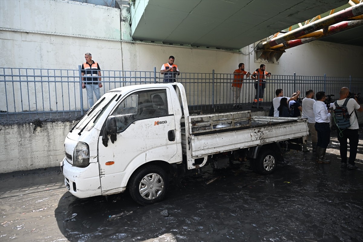 İstanbul'da bazı bölgelerinde gök gürültülü sağanak yağış etkili oluyor. Bayrampaşa'da suyla dolan...