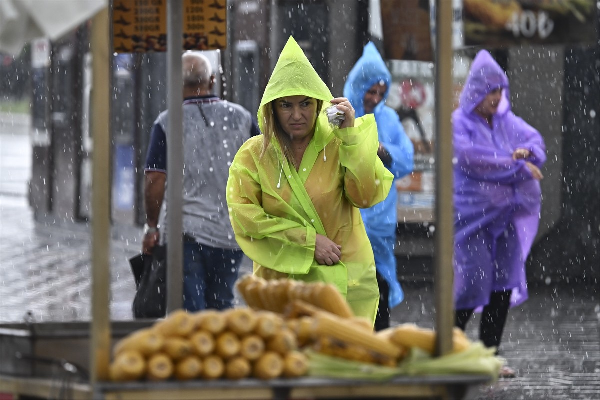 İstanbul'un bazı bölgelerinde sağanak hayatı olumsuz etkiliyor.