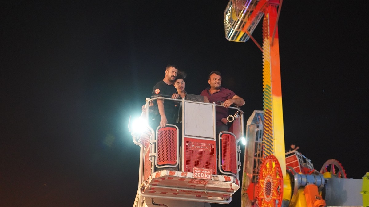 Kahramanmaraş’ta lunaparkta ranger (kamikaze) olarak bilinen oyun aletinde asılı kalan 23 kişi...